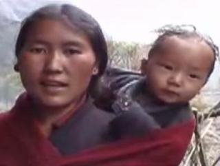 Manaslu Video - Youtube edkooy - Local mother and child